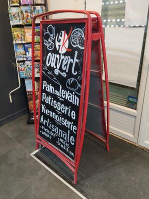 une pancarte sur laquelle on peut lire « outliert » sur le trottoir devant un magasin