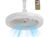 un ventilateur blanc muni d'une télécommande, devant un fond blanc