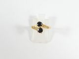 Gros plan sur une bague ornée d'une pierre noire