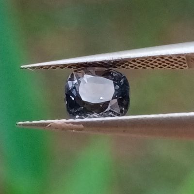 un gros plan sur un morceau de métal orné d'un diamant noir