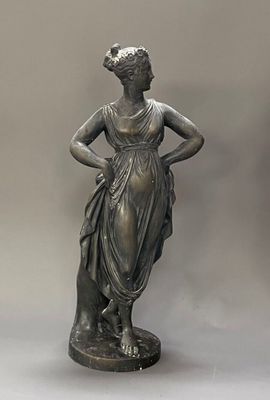 statue en bronze représentant une femme tenant un vase, posée sur un socle