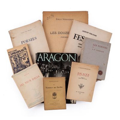 plusieurs vieux livres sont empilés sur une surface blanche
