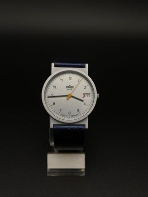 gros plan d'une montre-bracelet sur une surface noire