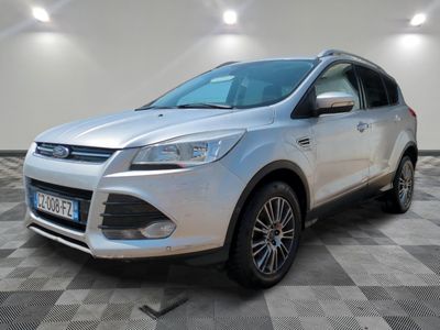 Une Ford Kuga blanche est garée sur un sol à damier.