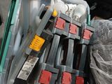 un tas d'appareils électroniques divers dans un bac en plastique