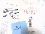 un post-it bleu posé sur un livre ouvert