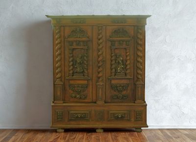 un meuble en bois avec des sculptures dans une pièce