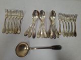 beaucoup de cuillères en argent et de cuillères sur une table