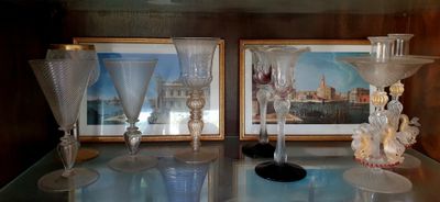 une photo d'une photo montrant deux verres à vin posés sur une table