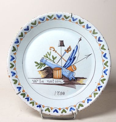 une assiette sur laquelle est peinte l'inscription « Washington »