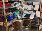 un caddie au milieu d'une pièce remplie de cartons