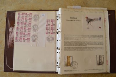 un livre ouvert avec des timbres, posé sur une table