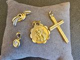 un oreiller orné d'une croix, d'une croix et d'autres motifs