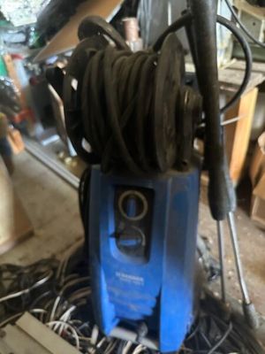 une machine bleue posée sur une table