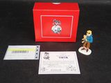 une petite figurine représentant un homme tenant une batte de baseball