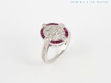 gros plan d'une bague en diamant et rubis sur fond blanc