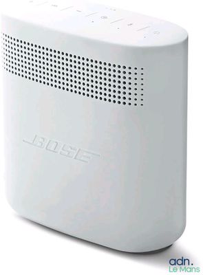 un gros plan d'une enceinte blanche posée sur une surface blanche