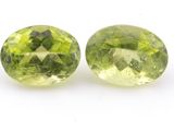 paire de deux tourmalines vertes sur fond blanc