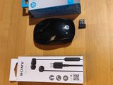 une souris Sony et une boîte posées sur une table
