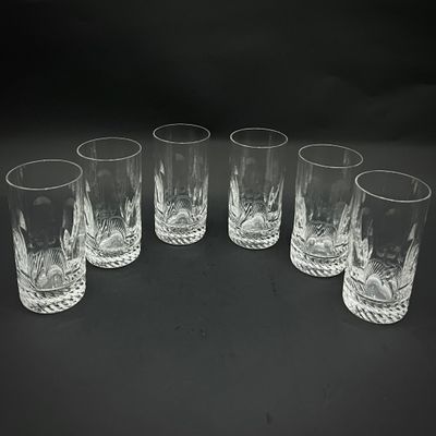 six verres sont disposés en cercle sur une surface noire