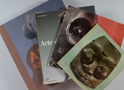 trois livres sont empilés sur une table