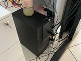 une bouteille de liquide posée sur une boîte noire