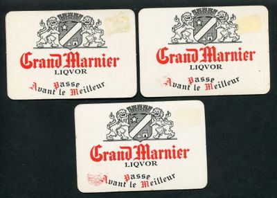 trois étiquettes ornées d'un blason, posées sur un fond noir
