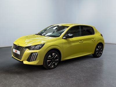 Une voiture jaune est garée dans une pièce aux murs blancs.