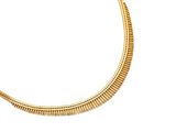 un collier en or sur fond blanc