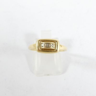 une image d'une bague en or avec un diamant serti au centre