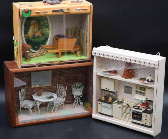 Diorama. Lot de 3 compositions miniatures, dans une vitrine en bo...
