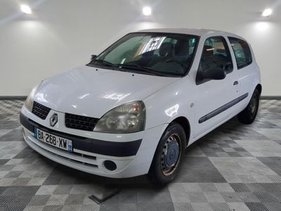 la photo d'une petite voiture blanche garée dans un garage