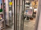 une vitrine en verre au milieu d'un magasin