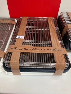 de nombreux plateaux de nourriture posés sur une table