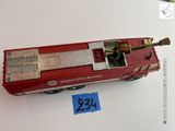 un camion de pompiers miniature posé sur une table