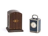 deux horloges miniatures posées l'une à côté de l'autre sur une surface blanche
