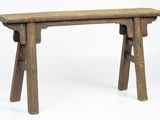 un vieux banc en bois à deux pieds sur fond blanc