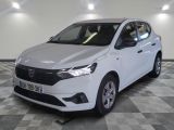 la voiture blanche est garée sur un sol en damier dans le garage