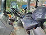 un tracteur qui se trouve à l'arrière d'un camion
