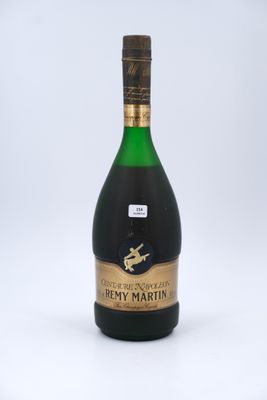 une bouteille vide d'Army Martini sur fond blanc