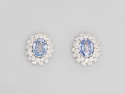une paire de boucles d'oreilles en saphir et diamant