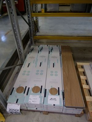 de nombreuses caisses en bois posées par terre dans le magasin