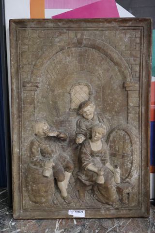 Panneau en terre cuite patiné « Scène de taverne ». 66x46