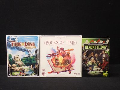 trois livres posés sur une table noire
