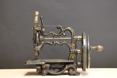 une vieille machine à coudre posée sur une table