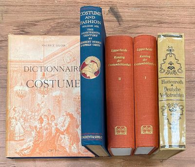 trois livres posés sur une table en bois