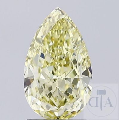 un diamant jaune en forme de poire monté sur un socle noir