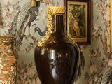 deux vases posés sur une table devant un miroir