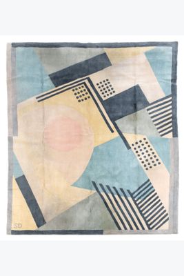 un gros plan d'un tapis bleu et jaune sur fond blanc