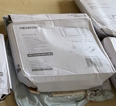 plusieurs boîtes d'appareils électroniques sont empilées les unes sur les autres